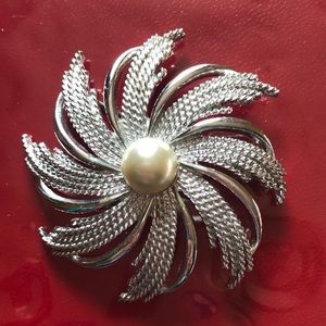 Vintage Sarah Coventry pin brooch silverone pearl